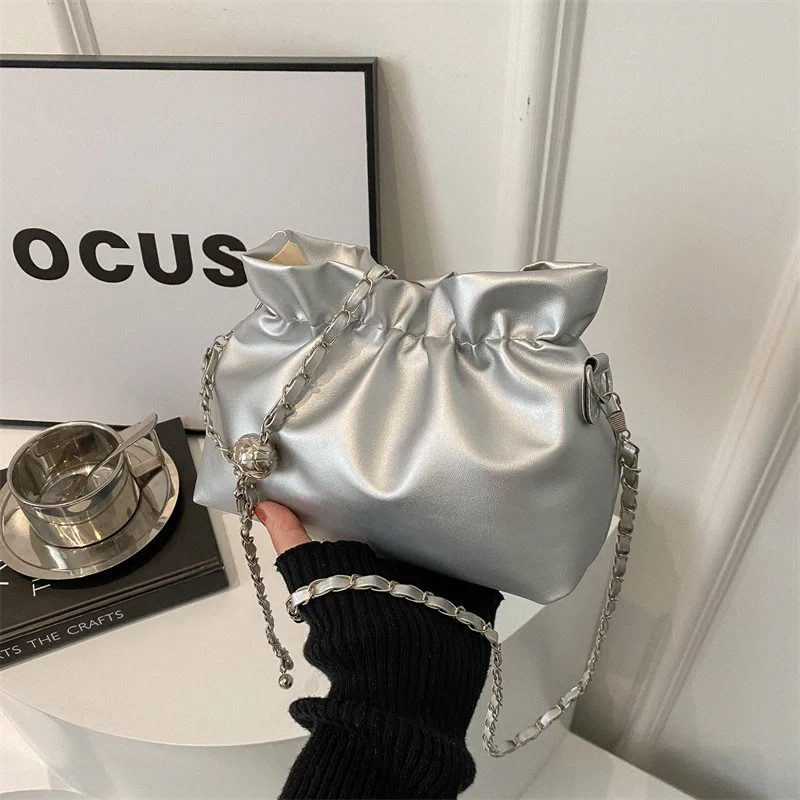 Pure color simple fashion chain fold single shoulder crossbody bag 2024 Spring Korean version of all the leisure bucket bag tide