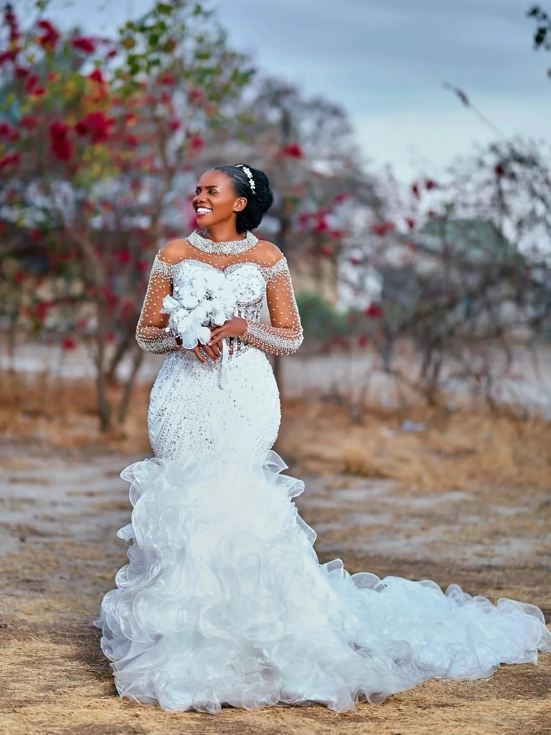 Personalizado brilhante pérolas strass vestido de casamento vestidos noivas gola alta mangas compridas em cascata babados vestido de noiva