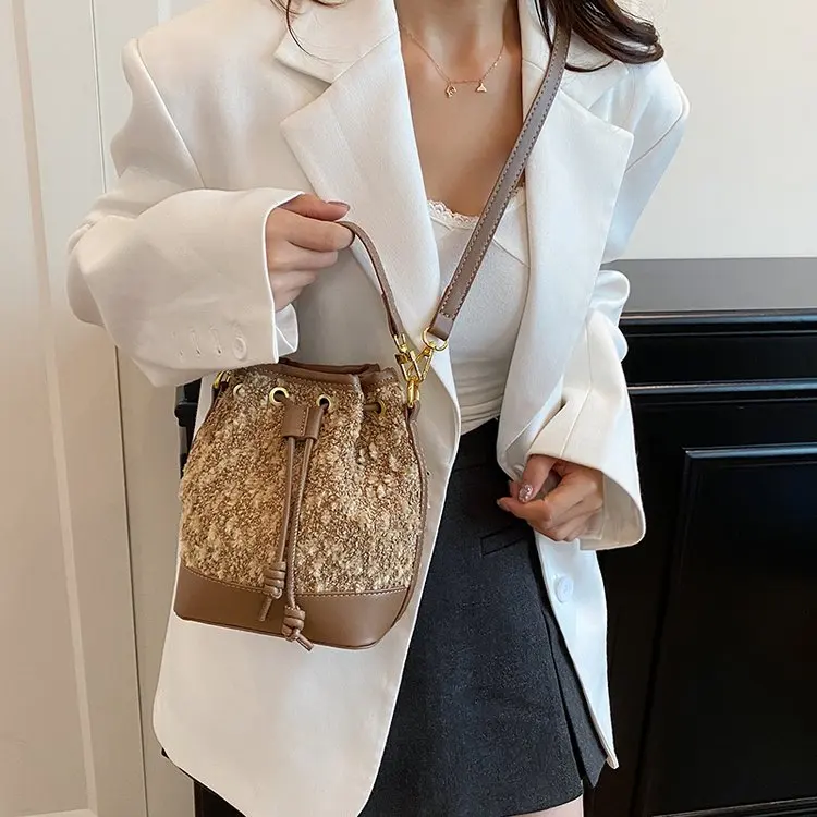 

Новинка зимы 2025 года 2460, портативная легкая роскошная универсальная модная нишевая сумка через плечо, сумка-мессенджер, высокий смысл простоты