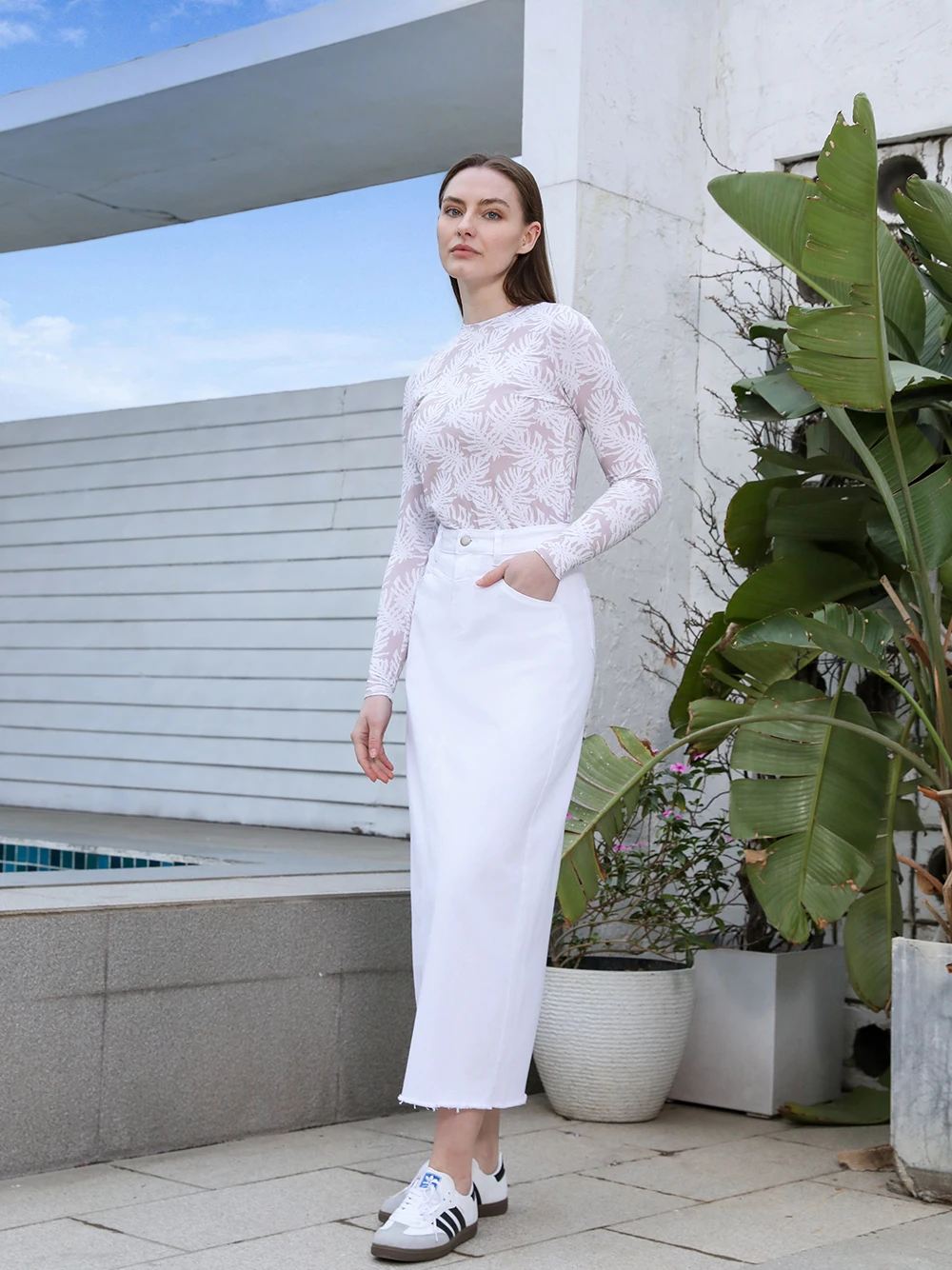 AP SS25 Blusa feminina listrada e camiseta sem mangas saia jeans estampada camisa de manga comprida