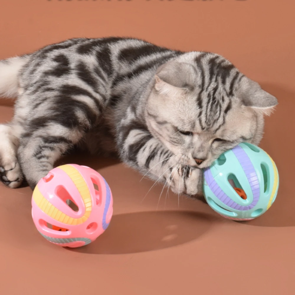 Bell Ball Katzenspielzeug: Buntes interaktives Spielzeug für Kätzchen – Lustiger Plastik-Katzenball mit Geräuschen für Jagdspaß – Haustierbedarf – Detail 3