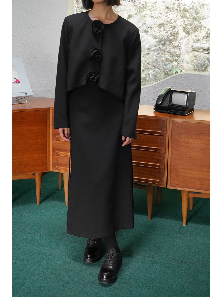 

Осенний женский модный костюм 2024: пиджак и юбка с объемным цветочным узором, длинными рукавами и застежкой на пуговицах