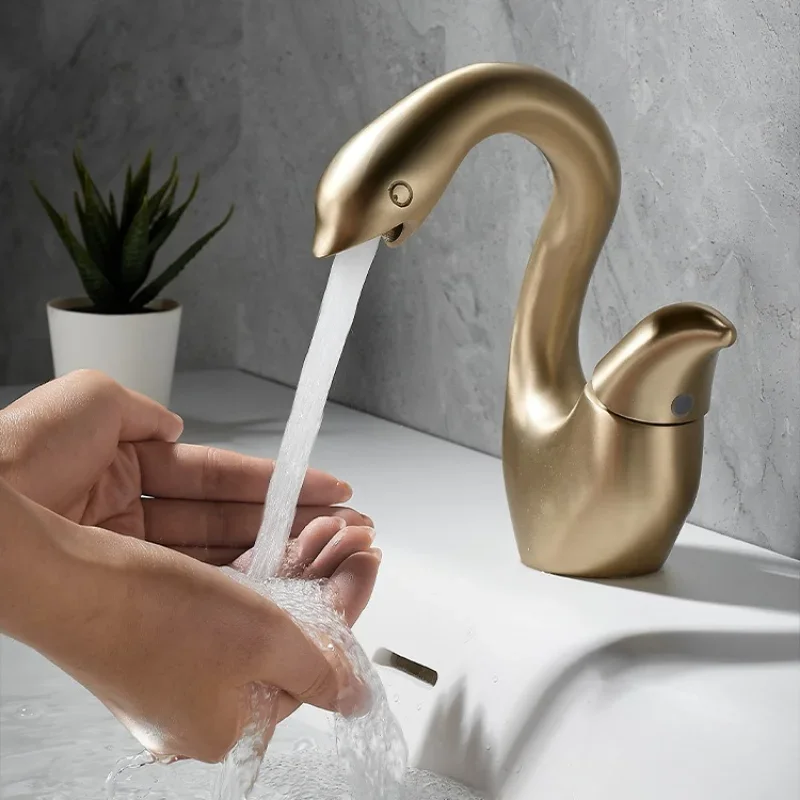 

Креативный смеситель для раковины Little Swan, шкаф для ванной комнаты, умывальник с одним отверстием, брызгозащищенный смеситель для горячей и холодной воды, матовое золото