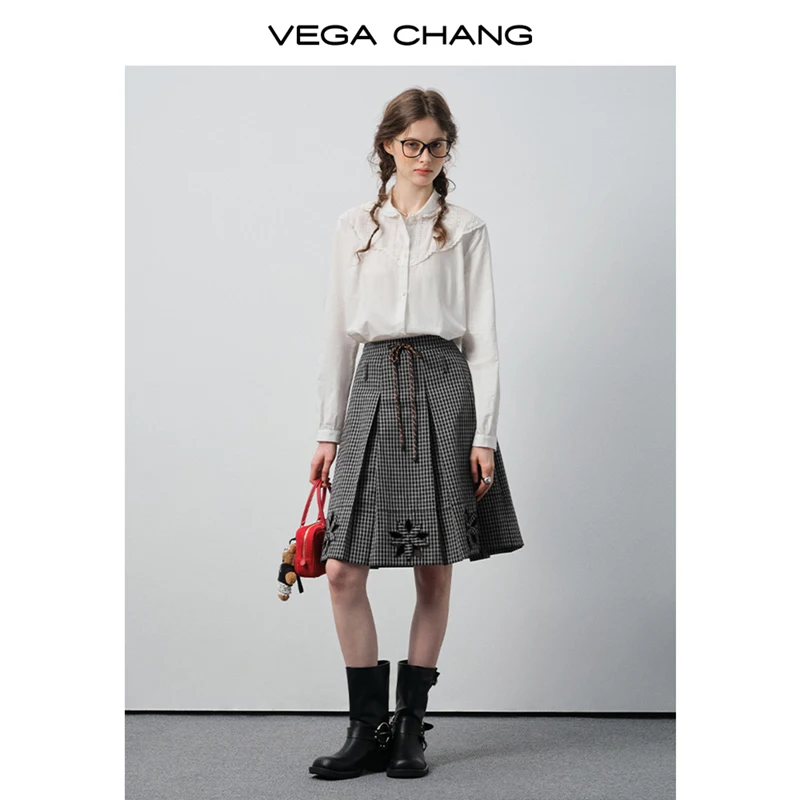 เสื้อเชิ้ตผู้หญิง Vega Chang รุ่นใหม่สำหรับฤดูใบไม้ร่วง ตกแต่งด้วยผ้าลูกไม้และดีไซน์เว้า แขนยาว ติดกระดุมแถวเดียว