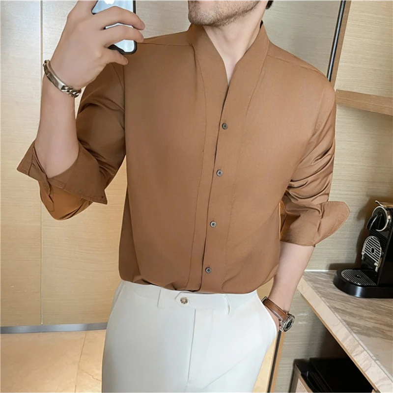 

Мужская белая рубашка с длинным рукавом и воротником-стойкой — коричневая однотонная дышащая деловая повседневная удобная посадка