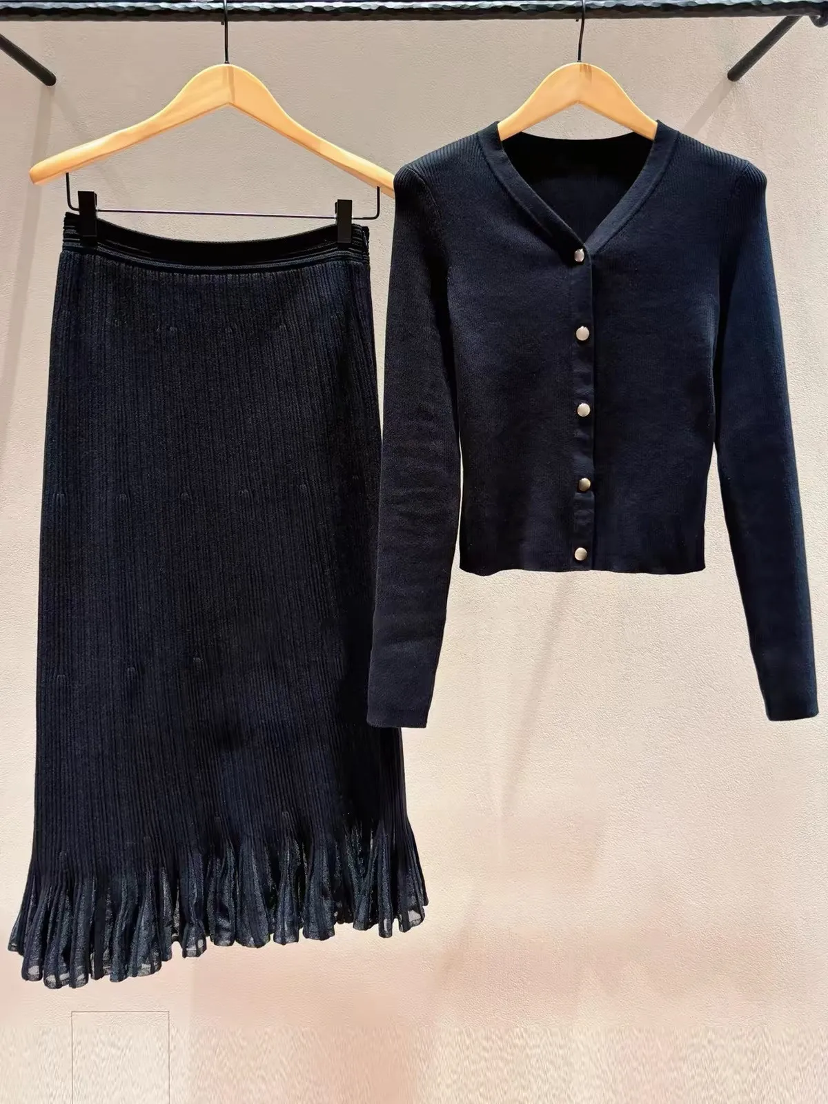 Elegant V-Neck Long Sleeve Knitted Open Cardigan Skirt Set for Women Slim Fit Gold Buckle Black High-End Version Euro Style