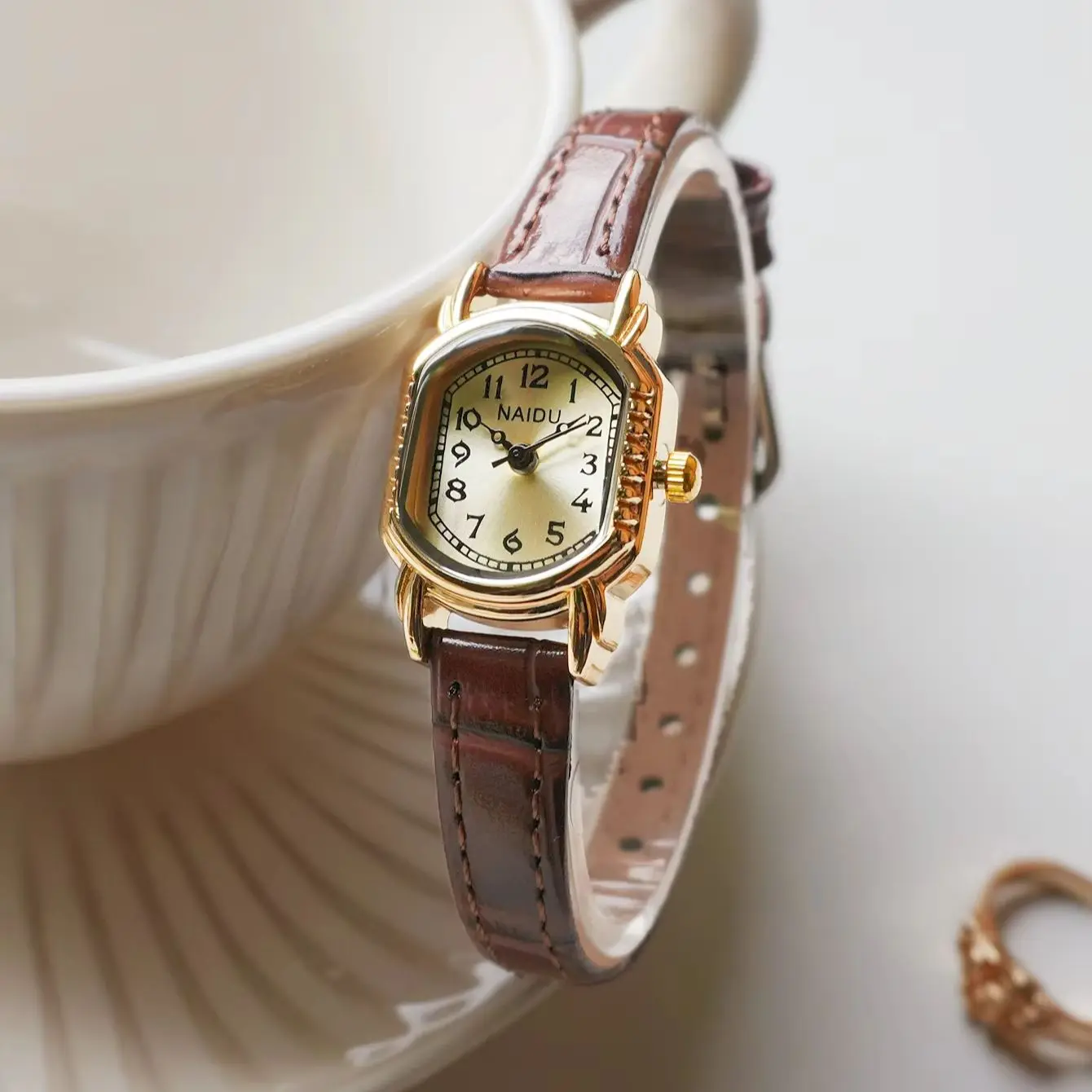 Hong Kong Style Retro Oval Women's Quartz Watch with Exquisite Roman Dial, Instagram-Worthy Brown Leather Strap, Niche Commuter Watch