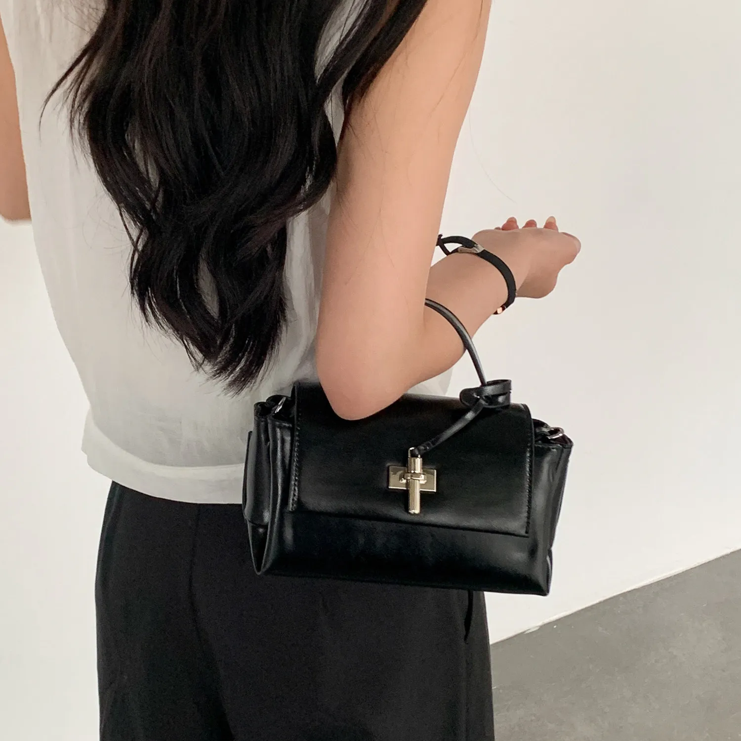 Korean Style New Luxury Flip-Cover Handbag Small Square Fashionable Shoulder Crossbody Bag for Women Elegant Casual