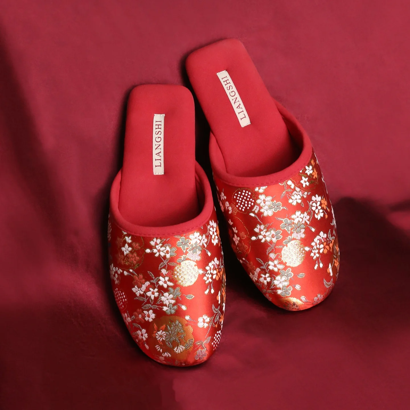 

Ele новые китайские атласные свадебные тапочки с вышивкой om, домашние тапочки для пар, нескользящие тапочки на плоском каблуке