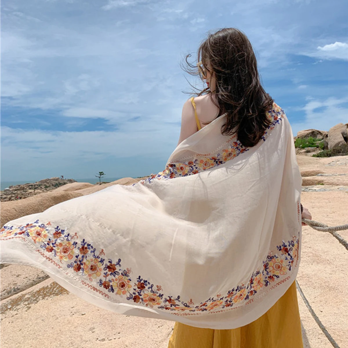 A fashionable bohemian style embroidered circle flower embroidered soft thin edged women\'s scarf shawl