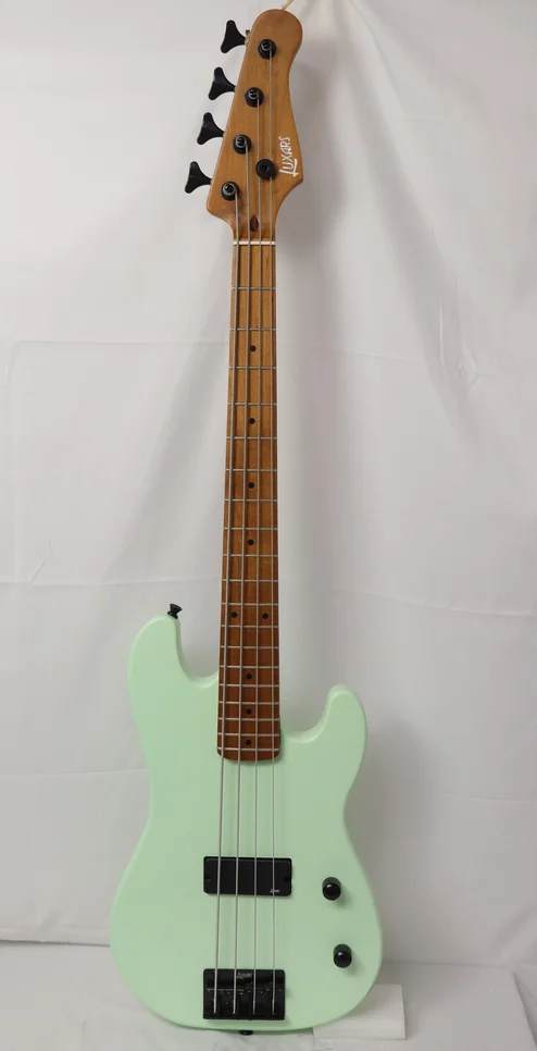 Bajo eléctrico con mástil de arce asado, cuerpo de madera maciza, acabado mate, hermoso Vioce, hardware negro, alta calidad