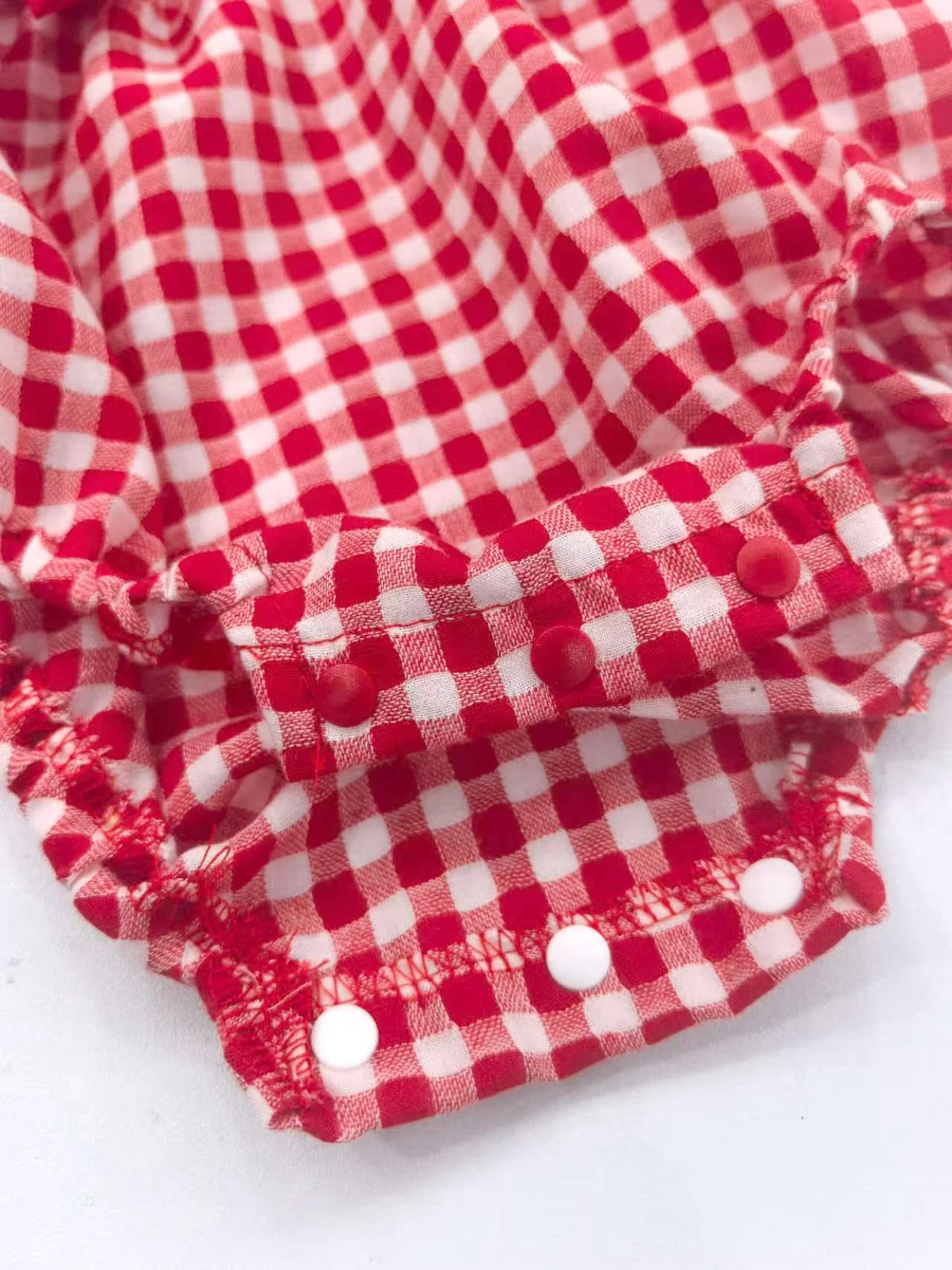 Mädchen-Strampler mit Wassermelonenkragen und Schleife, rot-weiß kariert, ärmellos, niedlicher Baby-Strampler mit Fruchtprint für Sommerpicknicks – Detail 12
