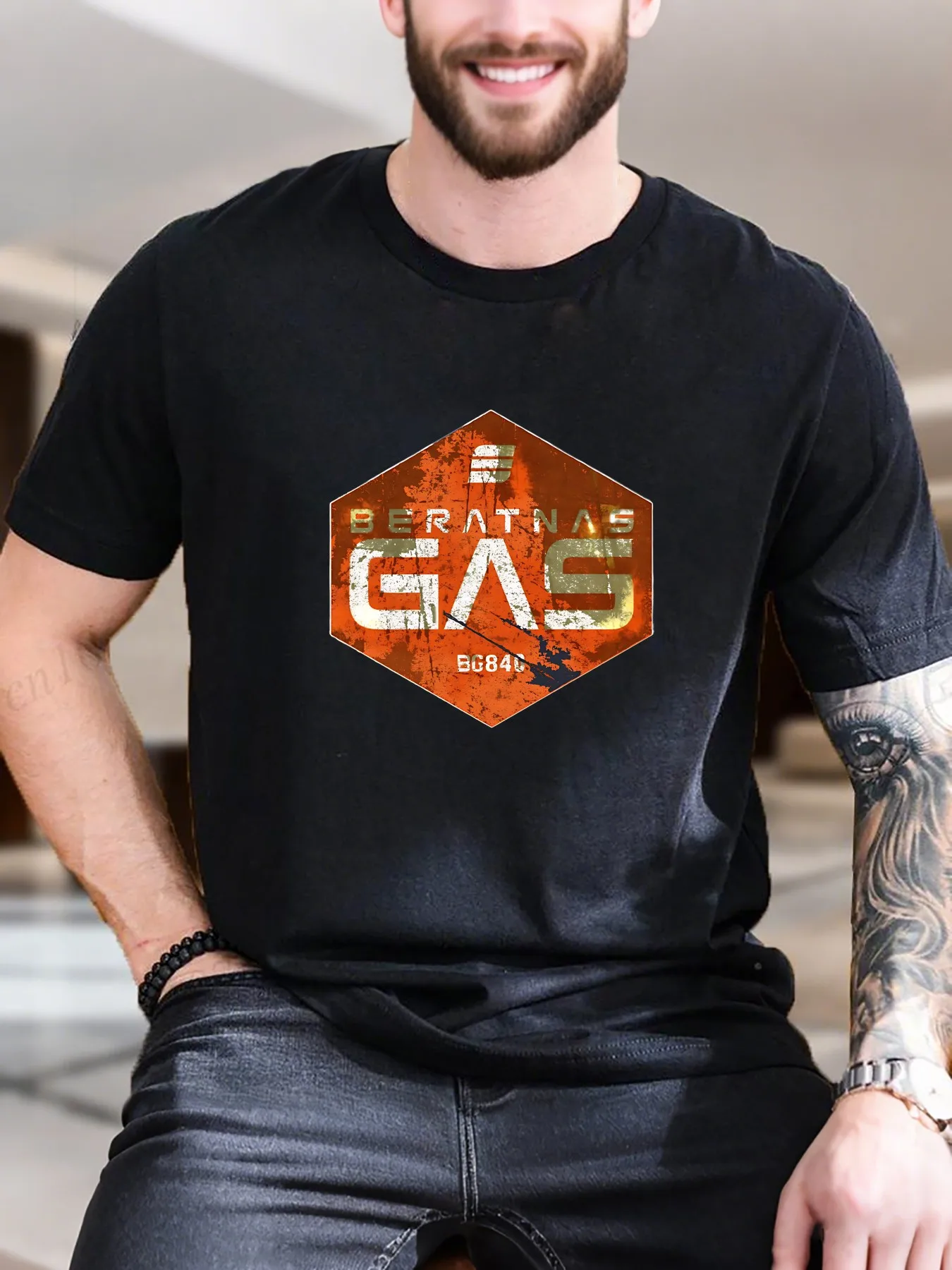 

Men's Graphic Print T-Shirt - Vintage Rusted Arafinals Gas Sign Design, 100% Cotton Breathable Tee for Casual Summer Wear, Trendy