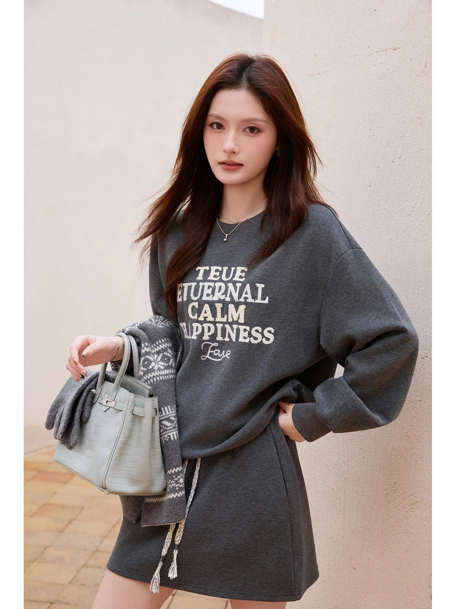 

Комплект MIUCO: свитшот, юбка А-силуэта с высокой талией и шарф — повседневный антивозрастной женский модный комплект из трех предметов