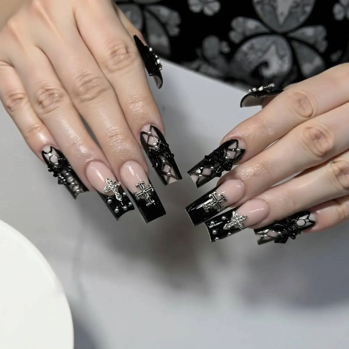 

24pcs Black French Tip Press-On Nails with Cross, Steel Balls & Bow Accents – Medium Rectangular Glossy False Nails for Women