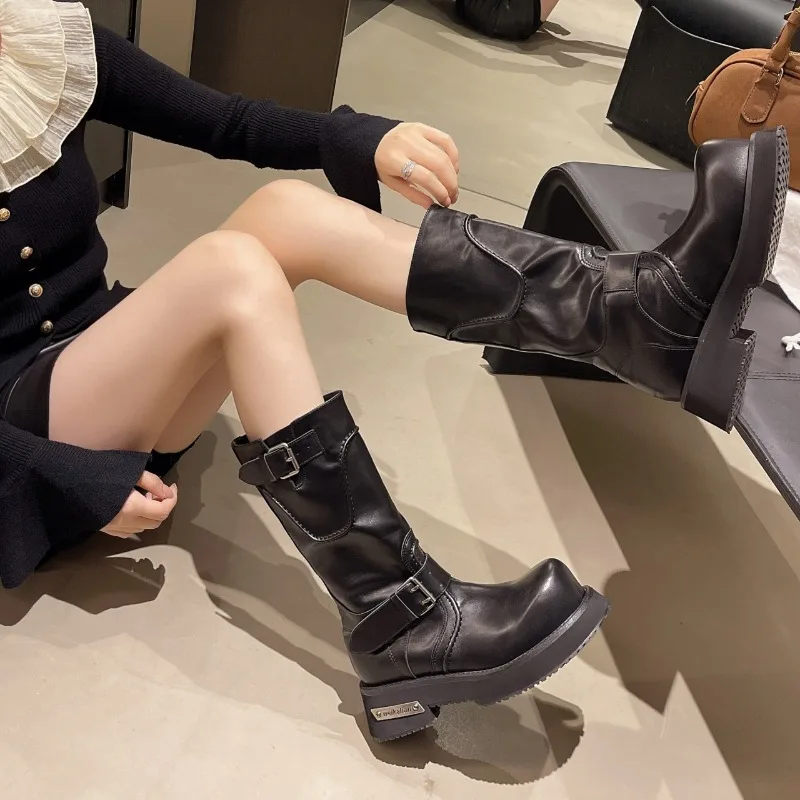 2025 Botas de moto retro Botas de mujer Hebilla de cinturón Botas de moto de cabeza grande de tubo medio