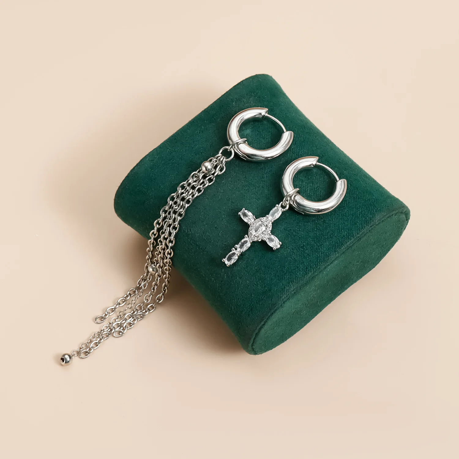 قلادة محظورة باللونين الأبيض والأسود للفتيات الداكنة، وقلادة على شكل عنصر متقاطع على طراز حار #4