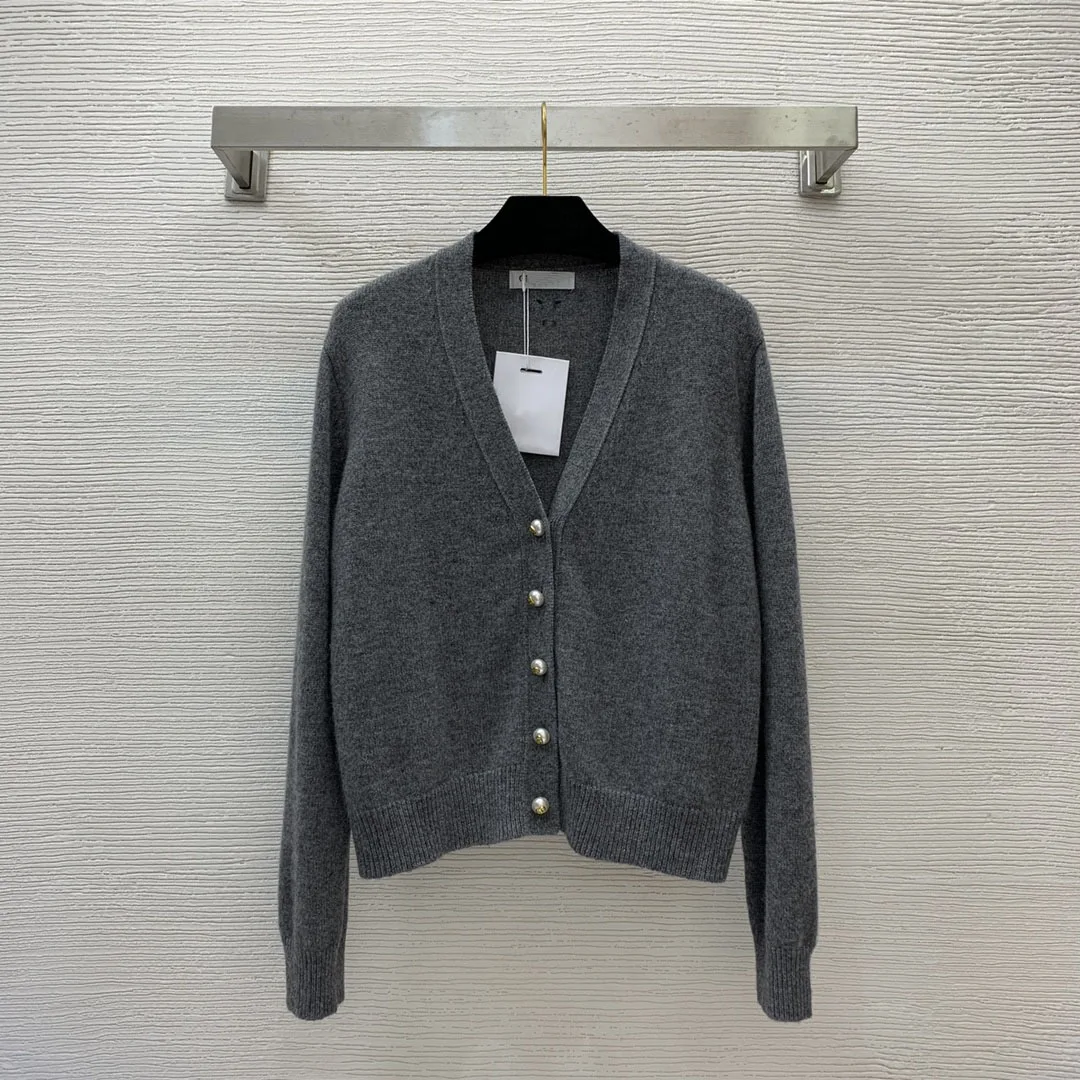 High end custom cashmere fabric is soft and skin friendly, with simple and elegant V-neck long sleeved knitted cardigan top