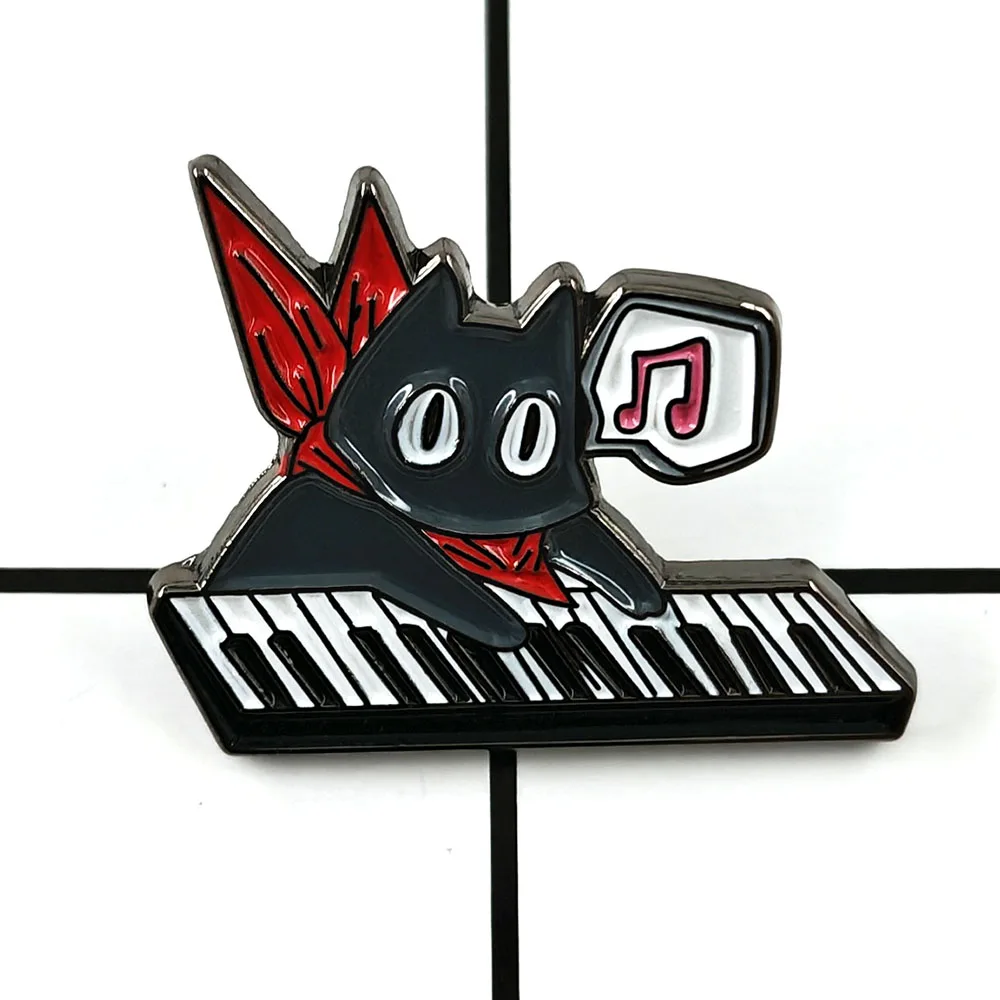 Niedliche My Ordinary Life Sakamoto-san Brosche Cartoon Klavier Schwarze Katze Abzeichen Lustige Anime Periphere Emaille Pin Rucksack Dekoration Geschenk