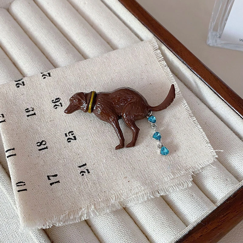 

1Pc Fun Dog Poop Niche Funny Dog Brooch Love Set with Diamonds Scarf Sweater Pin Accessories Pin Hoodie Decoration Brooch