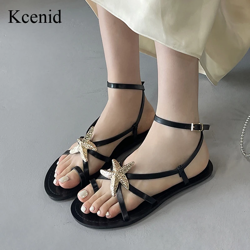 

Kcenid золотые сандалии на плоской подошве, женские модные дизайнерские сандалии с металлическим открытым носком и пряжкой на ремешке, повседневные сандалии на плоской подошве, туфли