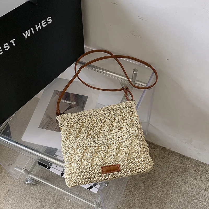 

Свежая стильная соломенная тканая полая сумка через плечо, модная универсальная женская сумка через плечо с вертикальным дизайном для пляжного отдыха и путешествий