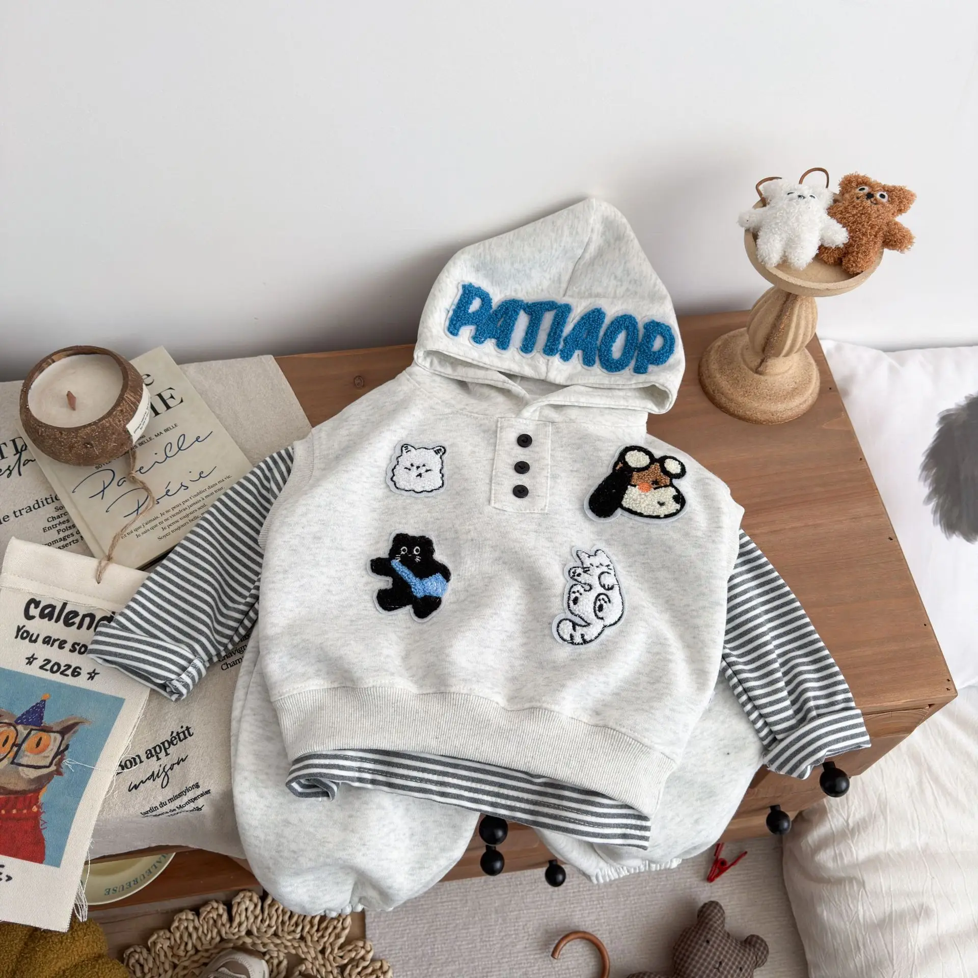 2026 Neue Herbst-Babykleidungssets für Jungen und Mädchen, niedliche Cartoon-Patch-Weste mit Kapuze + gestreiftes Langarm-Oberteil + Hose, 3-teiliges lässiges Kinder-Outfit – Detail 3