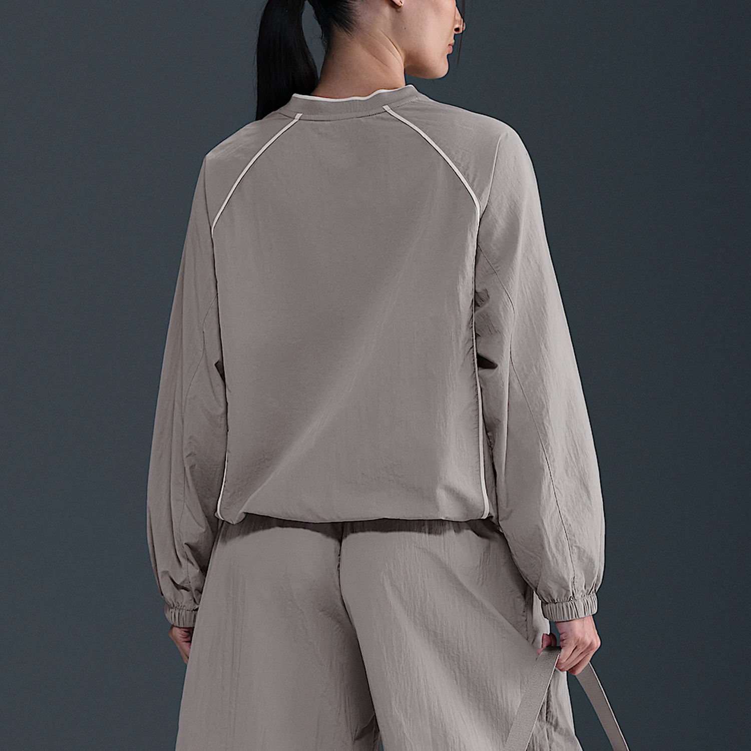 Nike Authentic Sportswear Women's Loose V-Neck Long Sleeve Pullover Sweater IM7448-009
