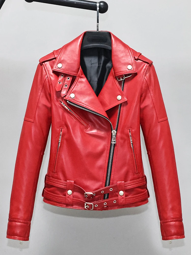 

Красная женская приталенная куртка-косуха из мягкой натуральной кожи с воротником-стойкой и поясом, молодежная модная модель R4
