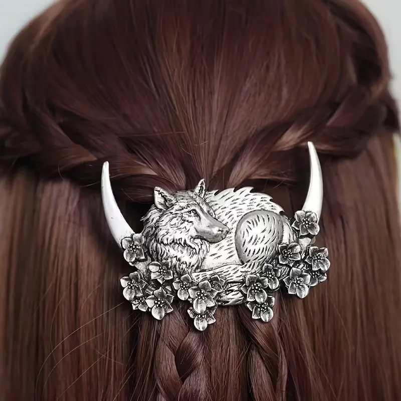 Eine Vintage-Haarpin mit einem Wikinger-Wolf-Motiv, ein Geschenk mit dem Motiv von Mond und Wolf – perfekt für den Anlass. – Detail 5