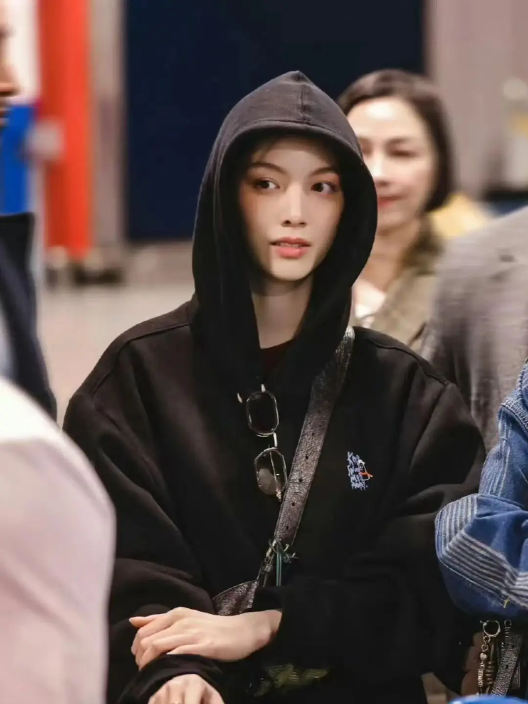 سرنا LingOrm نفس هوديي رسالة مطبوعة جولة الرقبة البلوز فضفاضة طويلة الأكمام هوديي Orm Kornnaphat #2