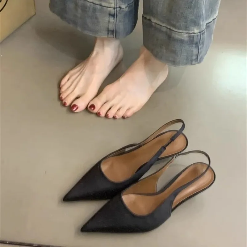 

Новые летние однотонные простые удобные женские верхние сандалии с острым носком, модные женские сандалии с ремешком на спине, большие размеры 41 42