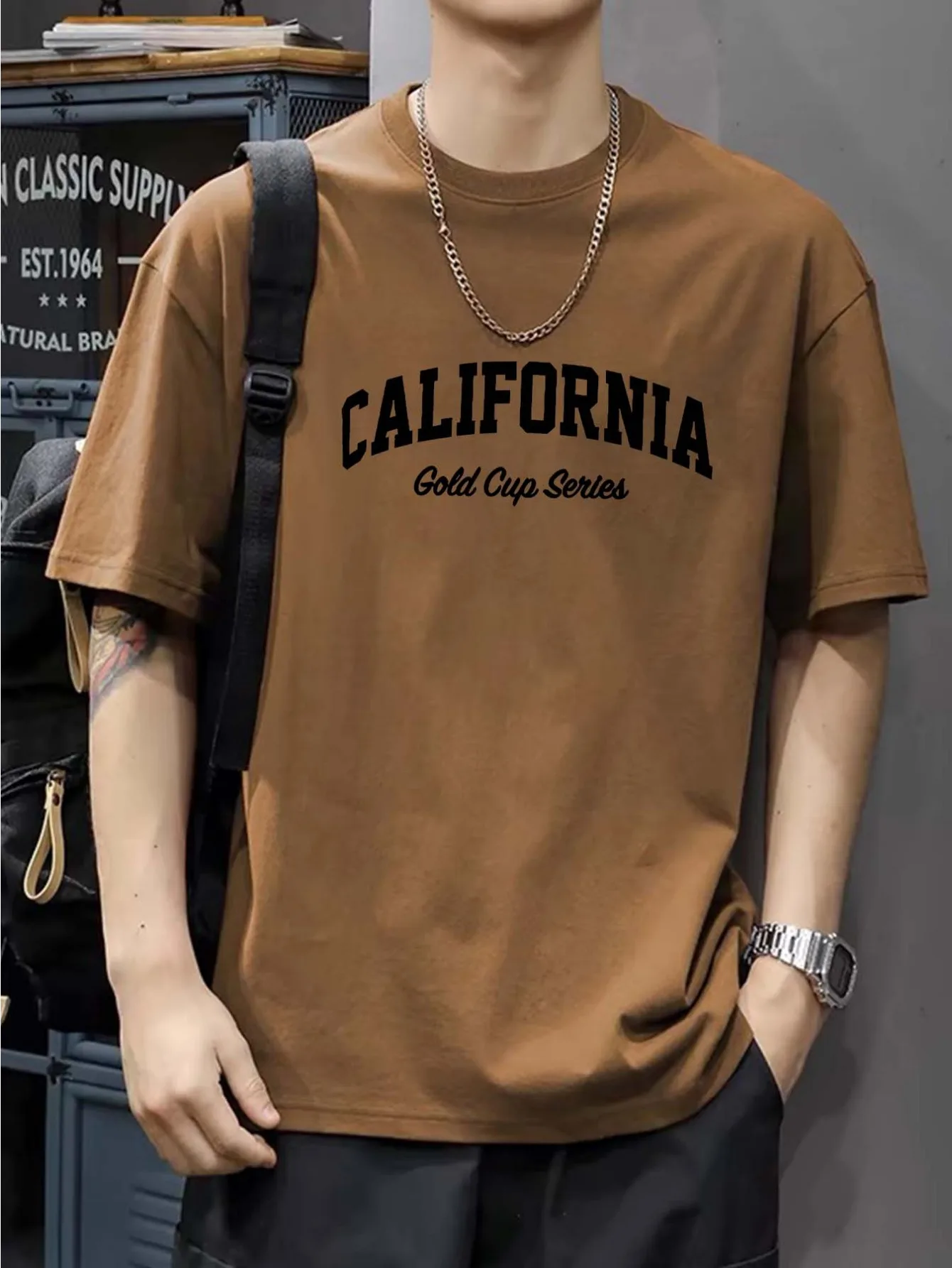 تي شيرت رجالي كاجوال فضفاض من القطن الخالص بنسبة 100% بنمط حروف كاليفورنيا مطبوع مريح برقبة دائرية وأكمام قصيرة