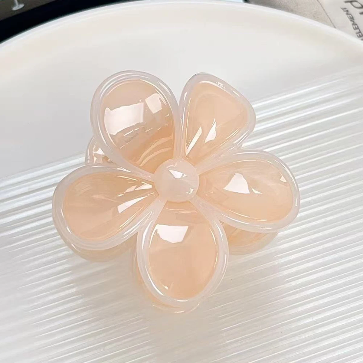 Sommerliche Frangipani-Haarspange in Jelly-Farben, Perlmuttfarbene Süße Mittlere Gesplißte Blumen-Haarnadel für den Hinterkopf, Haifischklammer – Detail 8