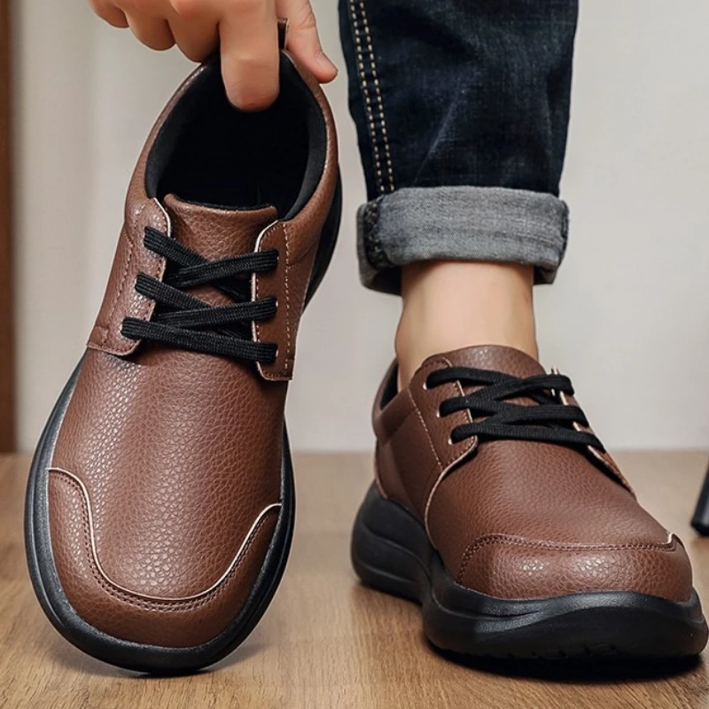 

Men's Sports Shoes with Soft Leather Upper Low Heel Flat Sole High Quality and Fashionable Retro Style Suitable for Casual Wear.