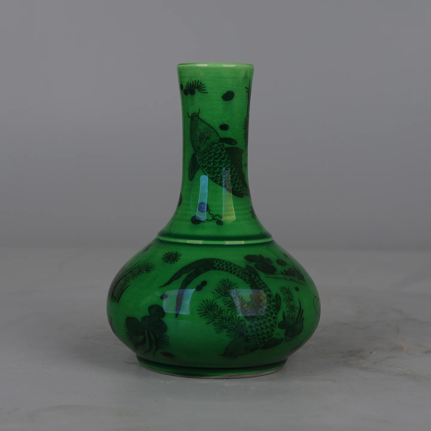 Jarrón pequeño de vientre plano con estampado de peces y algas azules y blancos esmaltados en Jade, adorno de colección de porcelana antigua