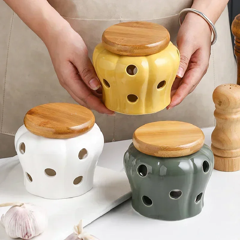 Ceramic Garlic Storage Box Ginger Chili Pepper Storage Jar with Bamboo Lid Ventilated Garlic Containers Household Candy Boxes