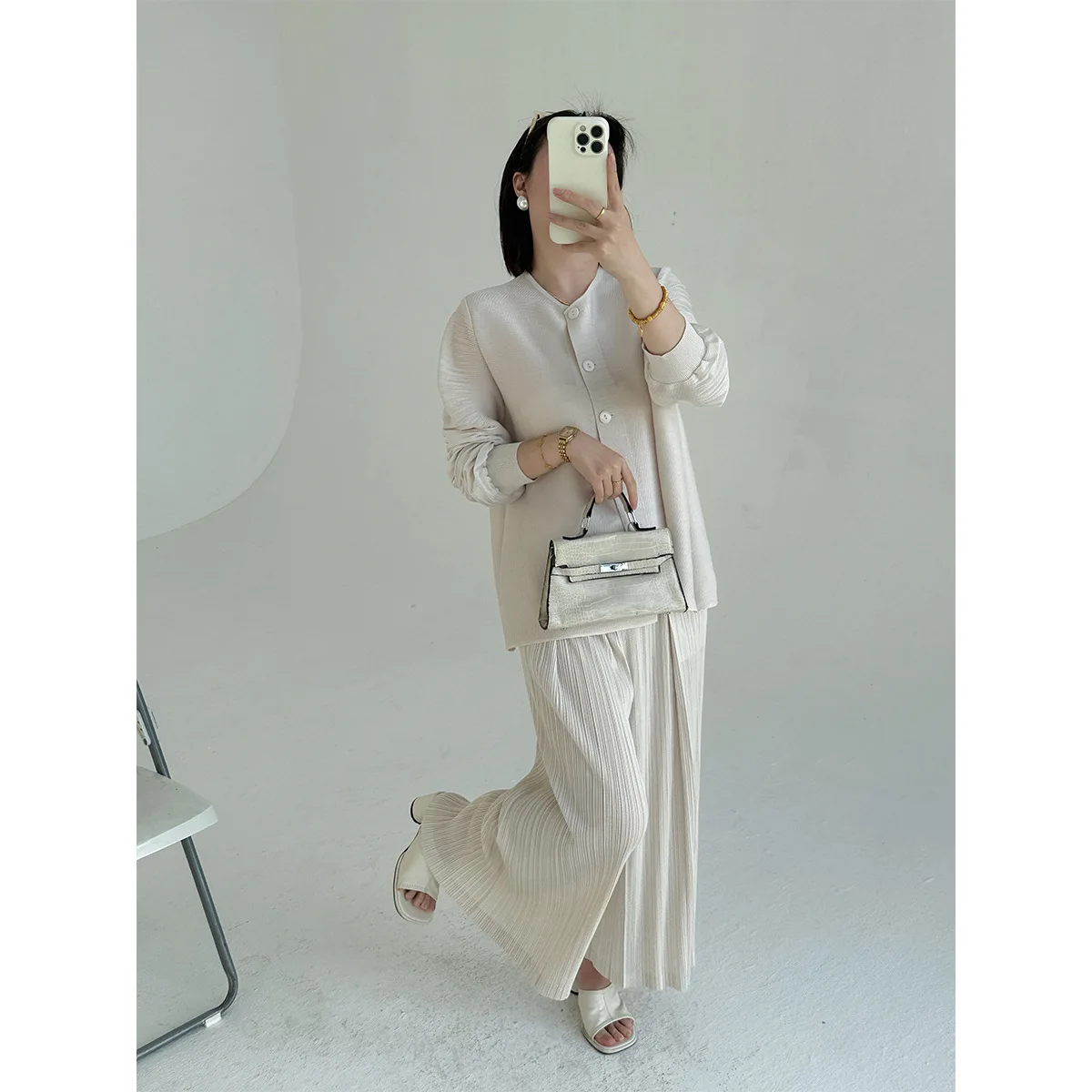 

Комплект из двух предметов Miyake Folds 2026: Новая весенне-летняя французская модная куртка с рукавами-фонариками и плиссированные брюки-пеголеты с широкими штанинами