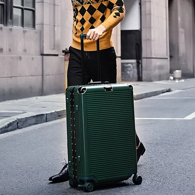 TRAVEL TALE  Spinner Aluminum Frame Hardside Travel Suitcase 22\