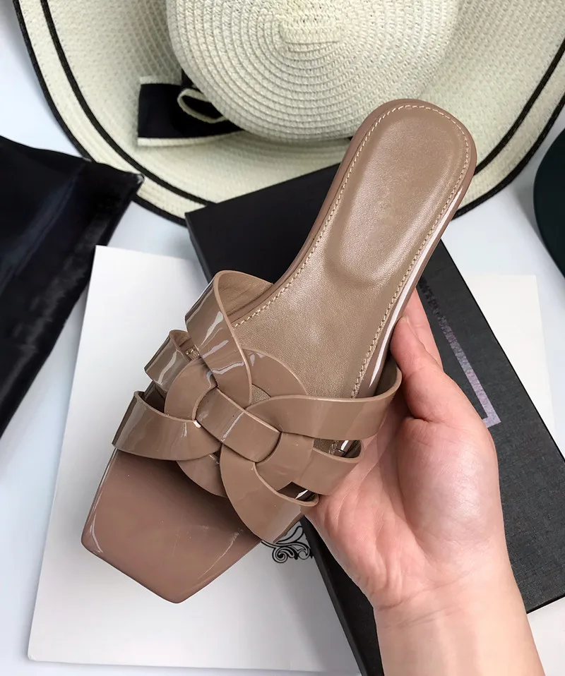 รองเท้าแตะส้นแบนผู้หญิงหนังแท้ในยุโรปและอเมริกา รองเท้าแตะขนาดใหญ่ รองเท้าแตะ รองเท้าแตะแบรนด์ดีไซเนอร์