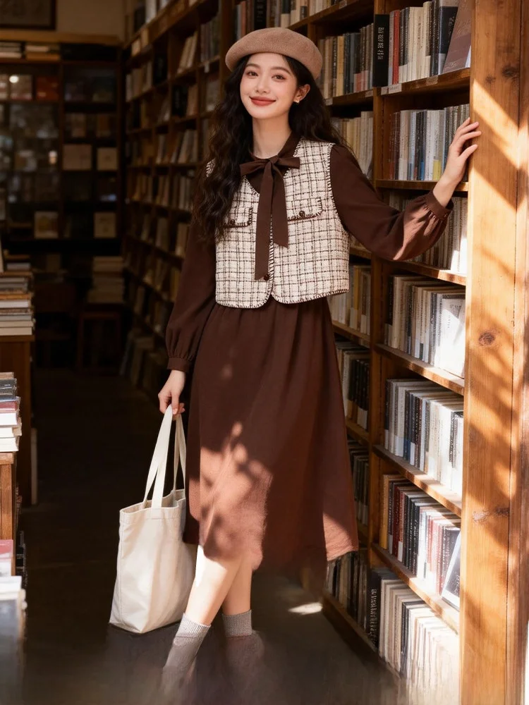 

Комплект из двух предметов больших размеров: винтажный жилет и повседневная юбка А-силуэта с высокой талией из полиэстера. Новинка весенней коллекции.