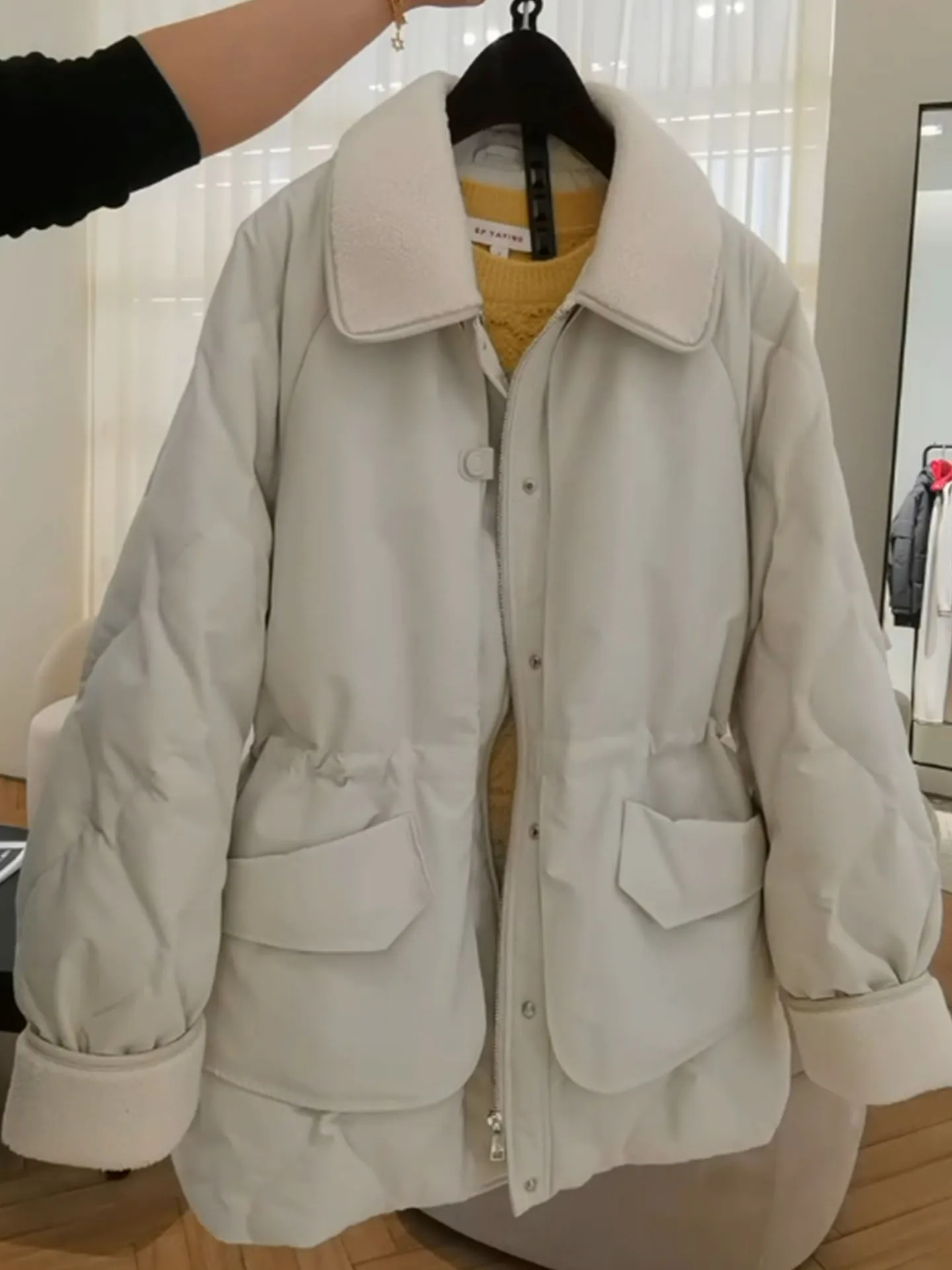 

Женская удлиненная утепленная пуховая куртка с меховым воротником бежевого цвета для зимнего сезона, с завышенной талией, для повседневной носки