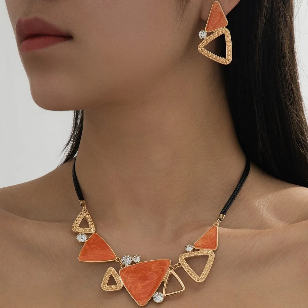 Conjunto de pendientes y collar con empalme de triángulo naranja, accesorios de joyería de moda simples, gran oferta, regalo de fiesta, nuevo estilo 2025