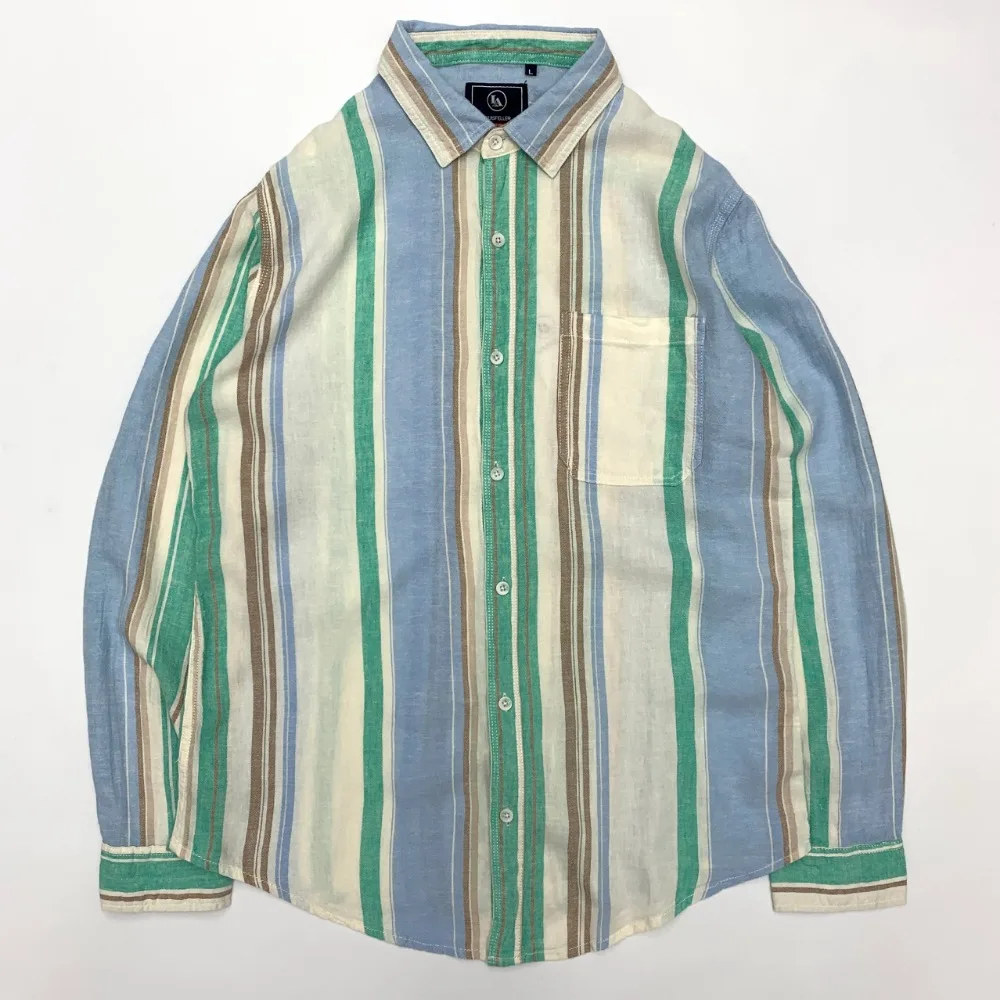 Uma camisa masculina solta e casual japonesa retrô de manga comprida com algodão e linho listrado colorido