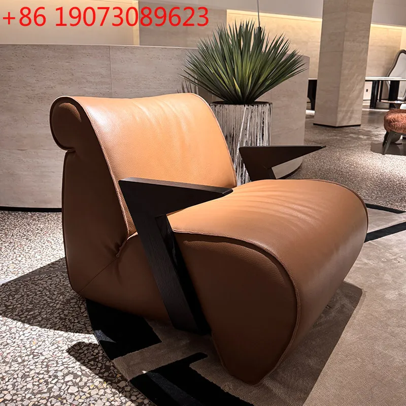 

Ретро-кресло для гостиной, антикварное, из массива дерева, с обивкой из итальянской кожи с эффектом масляного воска, в минималистичном стиле.