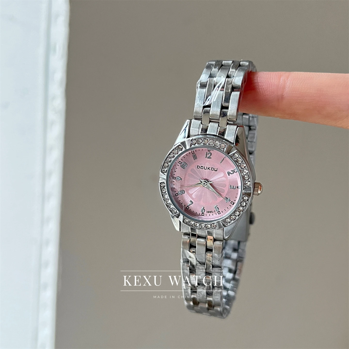 Relógio DOUKOU para mulheres, relógios femininos delicados com mostrador rosa/azul/preto/marrom/branco, relógios femininos elegantes com rosto redondo no atacado