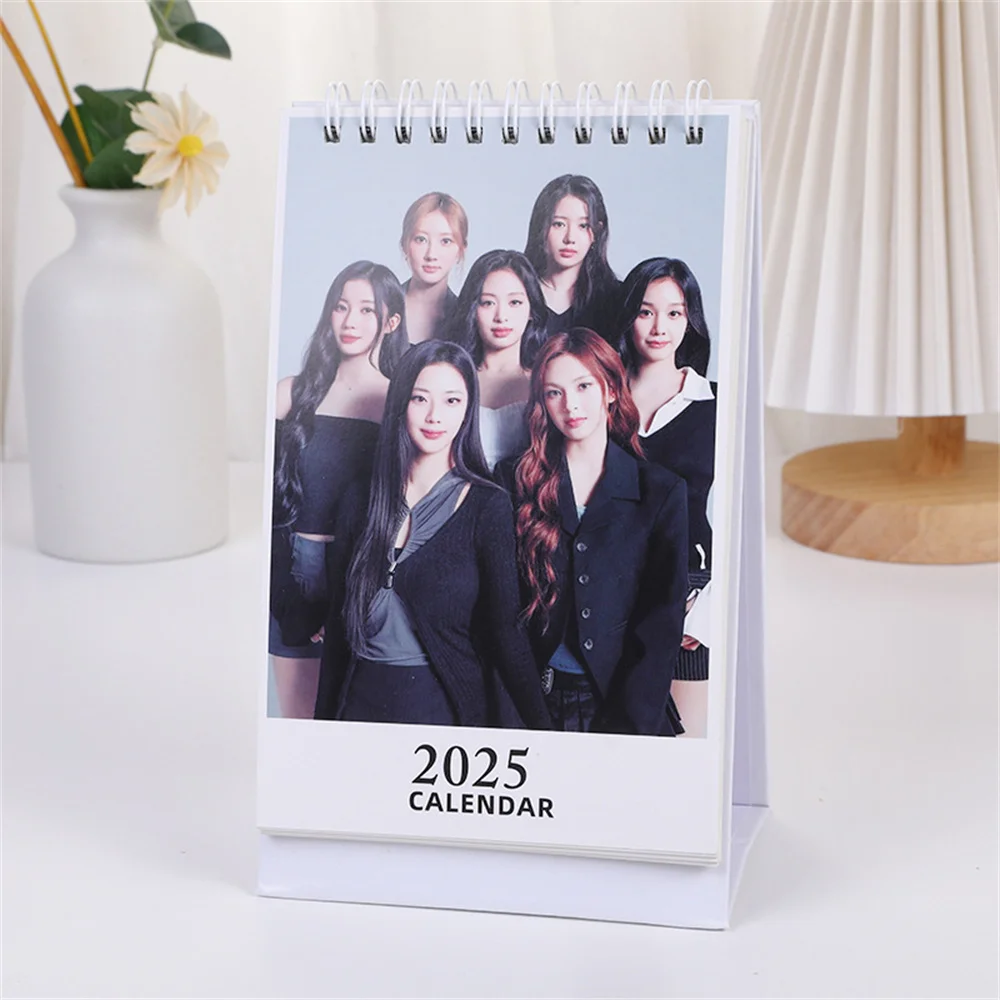 KPOP Groups 2025 Calendario (G)I-DLE ATEEZ BABYMONSTER Stampa HD Desket Decorazione Ornamenti SOOBIN YEONJUN Hyunjin Ventole Regalo