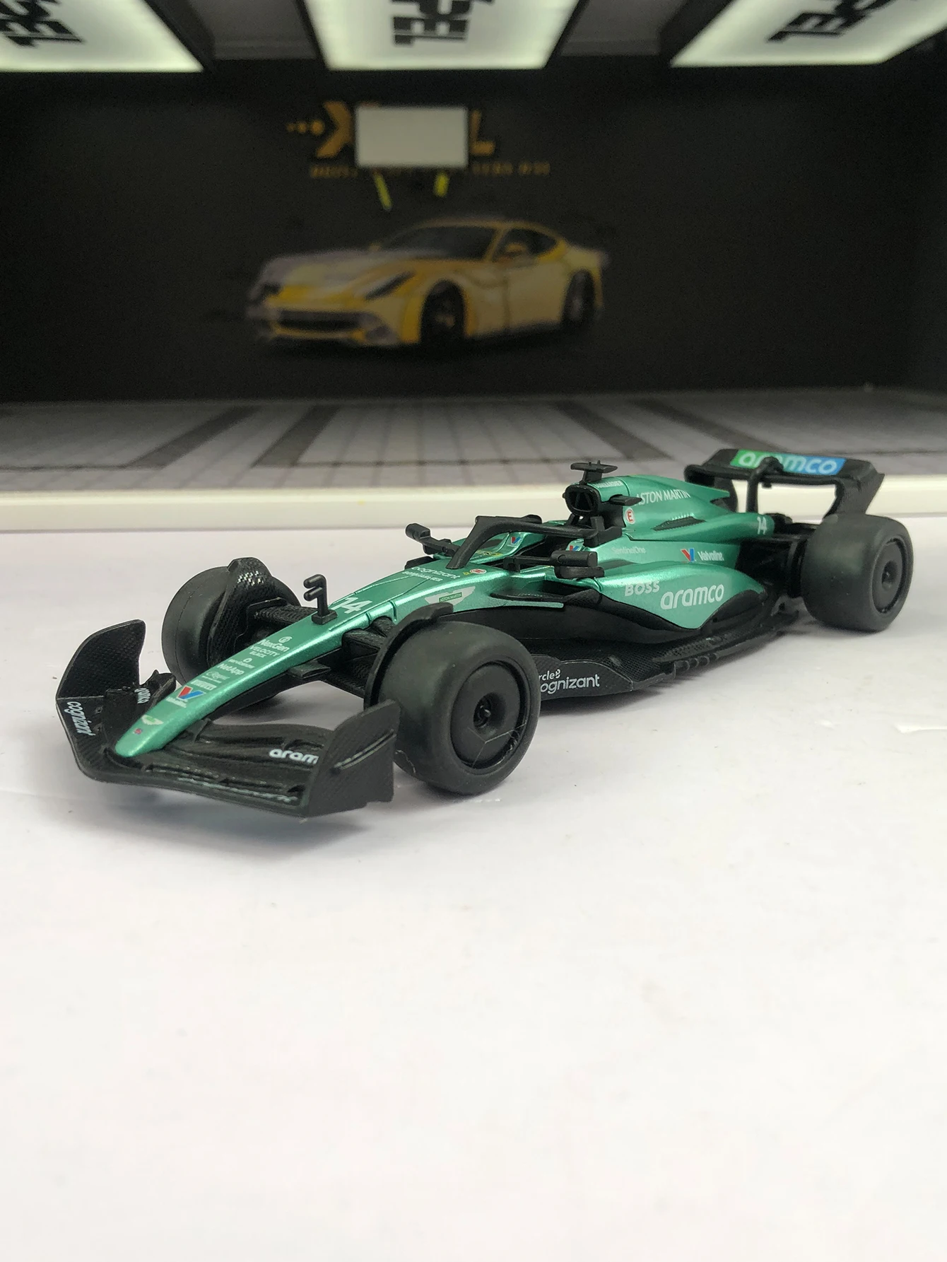 Coche de modelo Aston Martin F1 de aleación de zinc a escala 1:32, adorno estático, coche de regalo coleccionable de metal.