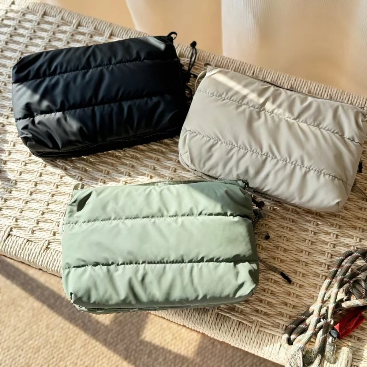 borsa-a-tracolla-di-design-in-piumino-grande-capacita-per-esterni-leggera-con-portabottiglie