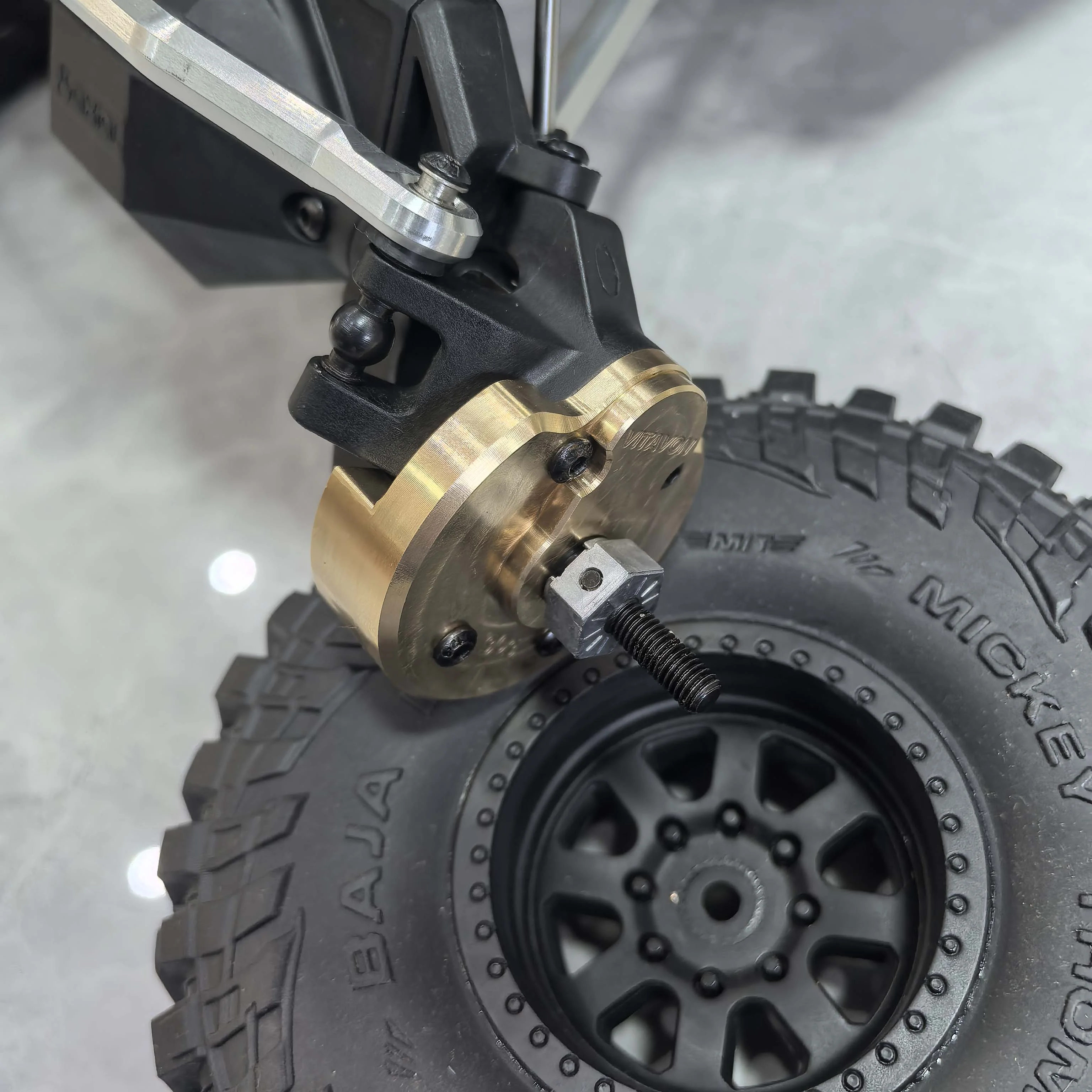 VITAVON AXP8 F/R Mosiężna osłona portalu dla Axial AXP8 Gilamon 1/8, sprzedawana jako jedna para